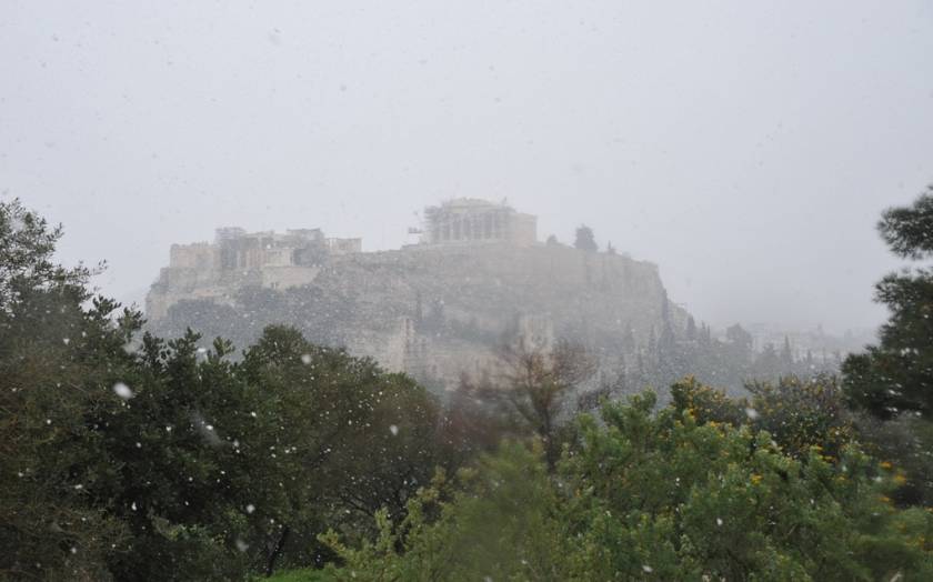 Σε κλοιό χιονιά όλη η Ελλάδα – Πότε θα βελτιωθεί ο καιρός