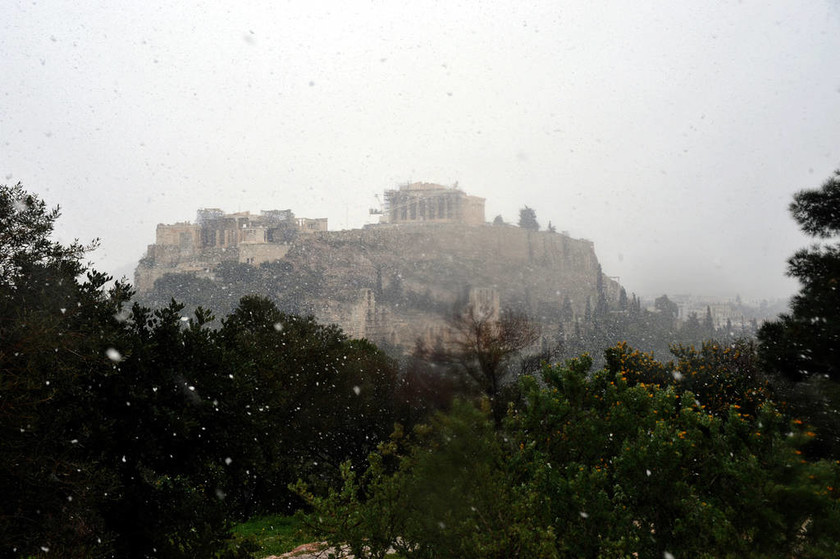 Σε κλοιό χιονιά όλη η Ελλάδα – Πότε θα βελτιωθεί ο καιρός