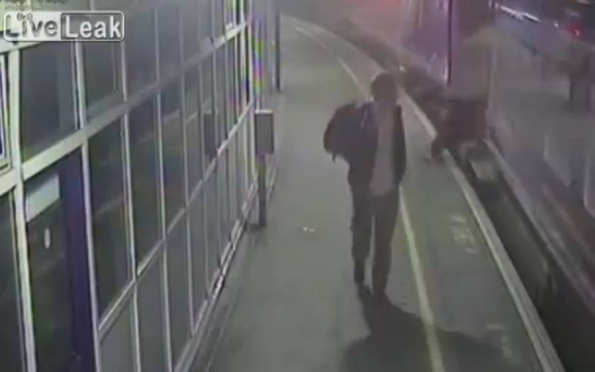 Έπεσε στις ράγες ενώ το τρένο ήταν εν κινήσει (video)