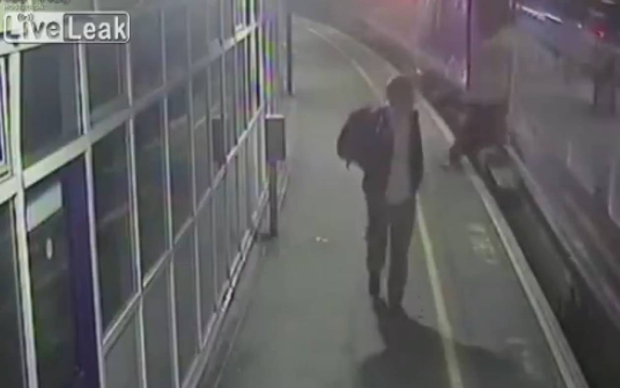 Έπεσε στις ράγες ενώ το τρένο ήταν εν κινήσει (video)