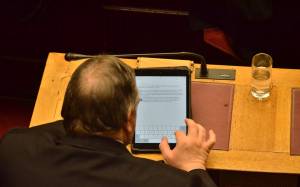 Ο Βενιζέλος ετοιμάζει την ανακοίνωση του ΠΑΣΟΚ από τα έδρανα της Βουλής (Photos)