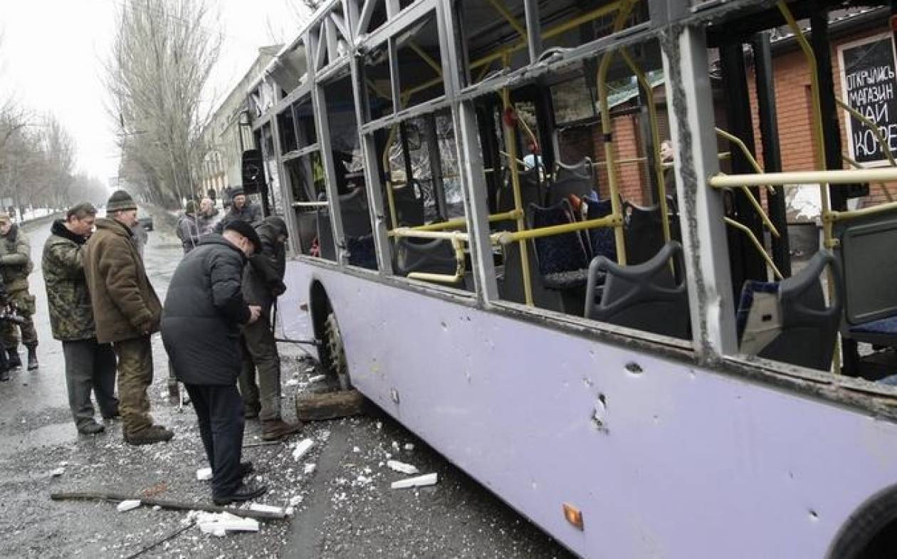 Ουκρανία: Οβίδα έπληξε στάση λεωφορείου - Τουλάχιστον ένας νεκρός