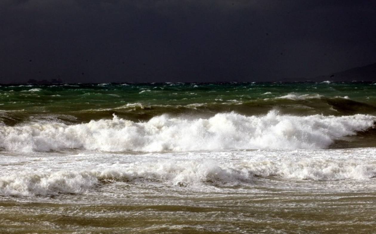 Κυκλάδες: Ρυμουλκό «παλεύει» με τα κύματα (Video)