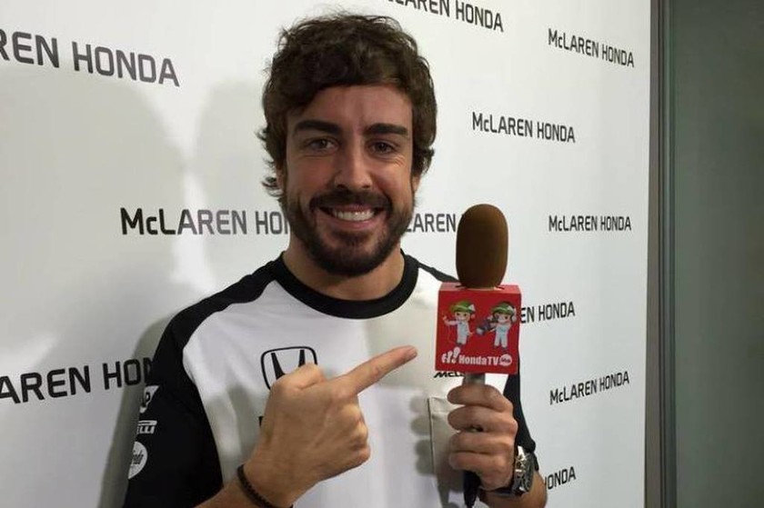 Ο Alonso μιλά στο Honda TV και αστειεύεται με το λογότυπο του στο Twitter του 