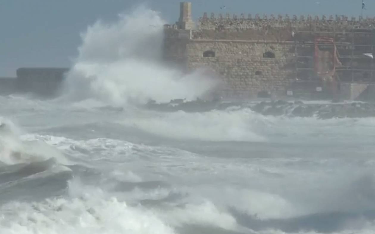 «Πνίγηκε» το φρούριο του Κούλε από τα κύματα (video)