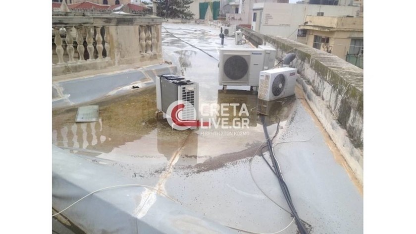 Ηράκλειο: Έπεσε η οροφή στο γραφείο του Δημάρχου (photos)