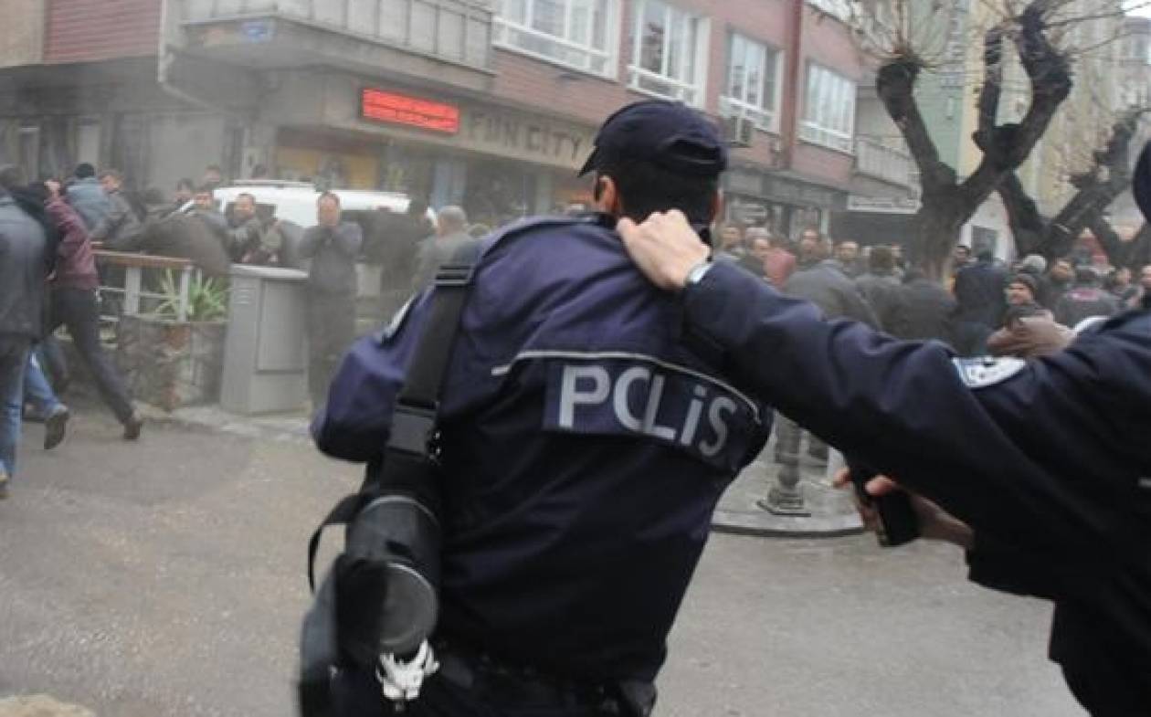 Τουρκία: Σάλος με αστυνομικό που αναγκάζει συνάδελφό του να πετάξει δακρυγόνo (vid)