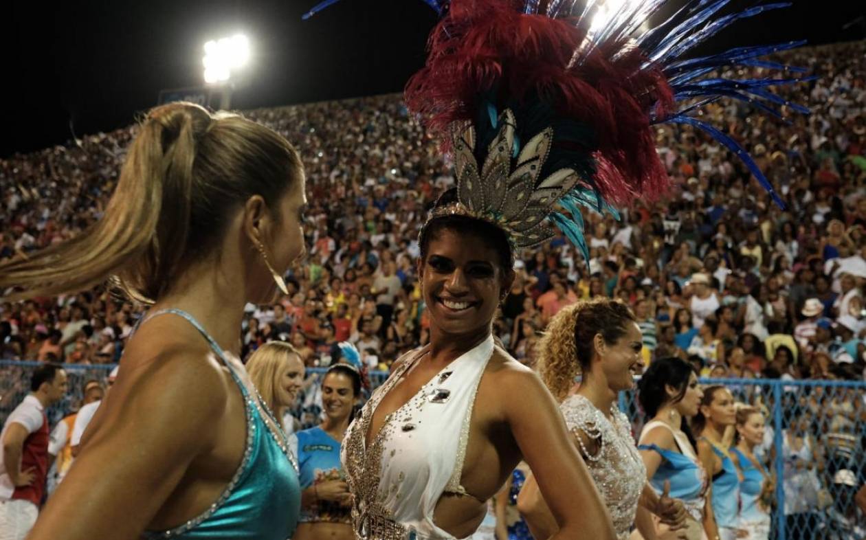 Βραζιλία: Ώρα για ξεφάντωμα – αρχίζει το περίφημο καρναβάλι του Ρίο (vid & pics)