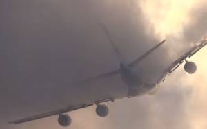 Δείτε ένα airbus να κόβει ένα σύννεφο στη μέση (video)