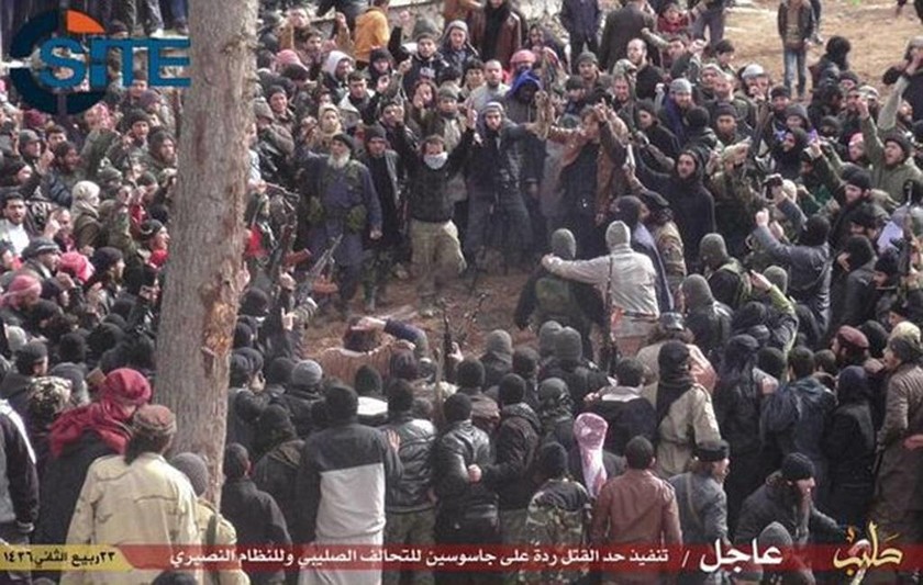 ISIS: Δημόσια εκτέλεση υπόπτων για κατασκοπία στη Συρία (photos)