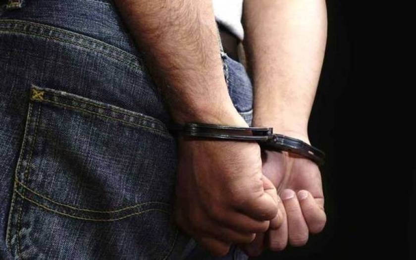 Τρεις συλλήψεις για λαθραία τσιγάρα και ποτά