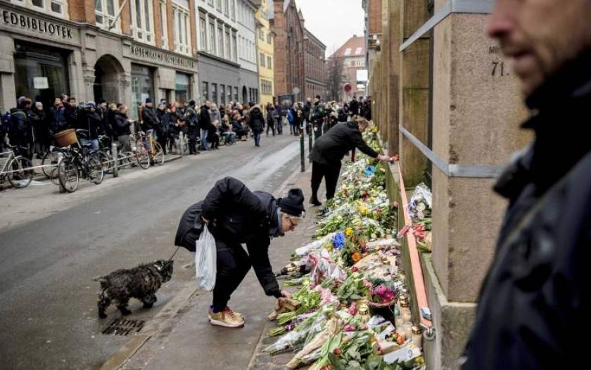 Κοπεγχάγη: Σε μυστική τοποθεσία ο Βιλκς - Με λουλούδια συγχωρούν το δράστη (video)