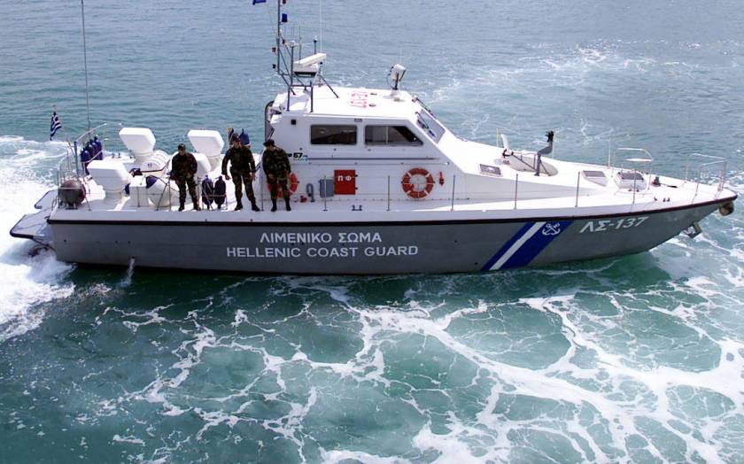Ακυβέρνητο φορτηγό πλοίο πλέει στον Κορινθιακό κόλπο