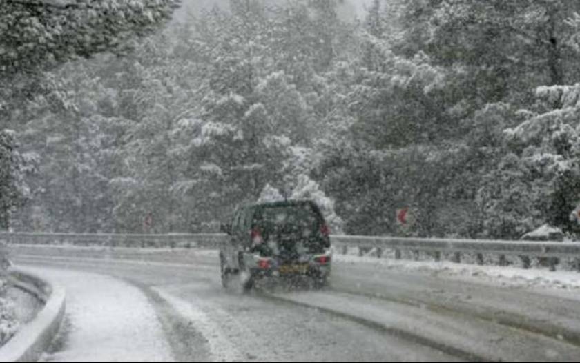 Κακοκαιρία: Διακοπή της κυκλοφορίας λόγω χιονόπτωσης σε Πάρνηθα & Πεντέλη