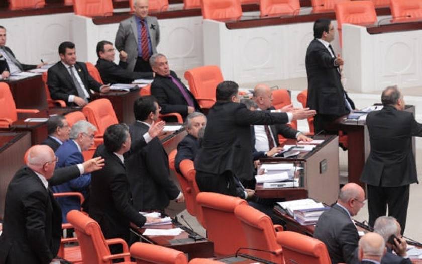 Επεισόδια στην τουρκική Βουλή: Πέντε βουλευτές τραυματίσθηκαν (photos+video)