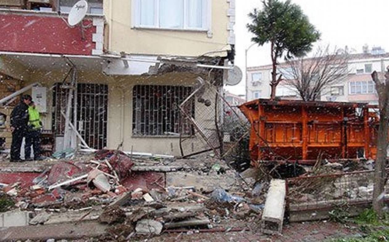 Τουρκία: Εκχιονιστικό σε τρελή πορεία πέφτει πάνω σε σπίτια (video)