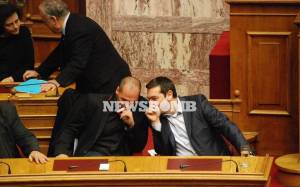 Βουλή: Ο Τσίπρας σκούντηξε τον Βαρουφάκη για να ψηφίσει Πρόεδρο! (video)