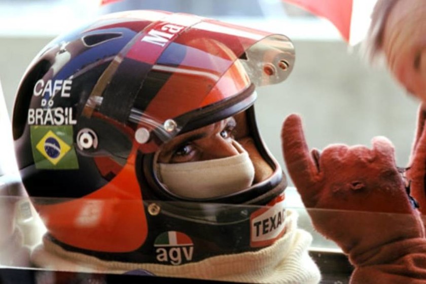 Emerson Fittipaldi Οι διάσημες κόκκινες γραμμές σε μπλε ή μαύρο φόντο στο κράνος του Fittipaldi (μαζί με τις φαβορίτες) του έγιναν ιερή εικόνα για τους οδηγούς των Indycars