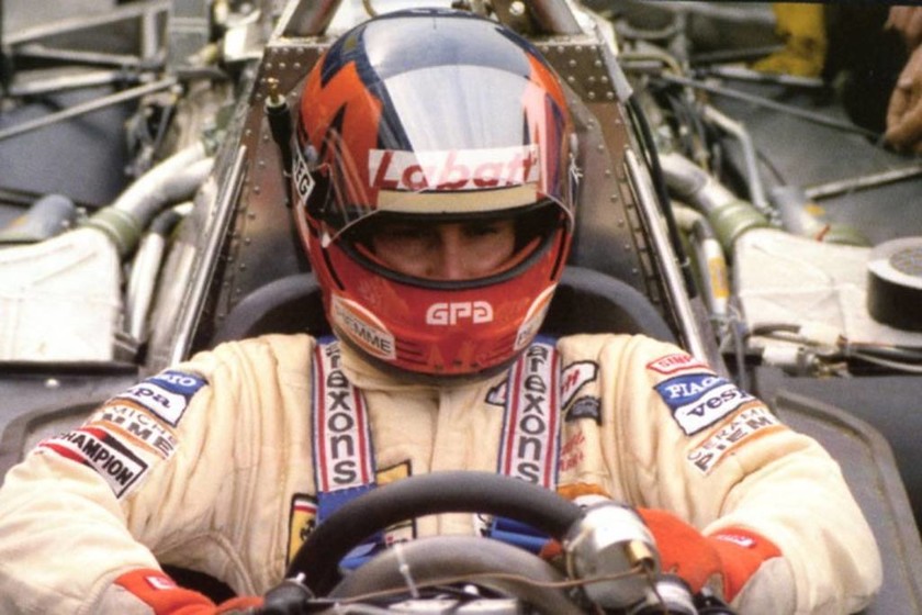 Gilles Villeneuve Το κόκκινο «V» στο σκούρο φόντο ήταν σχέδιο της γυναίκας του Joann