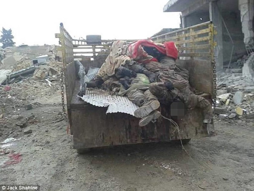 Σοκαριστικές εικόνες: Μαζεύουν πτώματα από τους δρόμους του Κομπανί (photos)