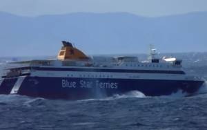 Συγκλονιστικό βίντεο: Τα κύματα «καταπίνουν» το Blue Star Paros