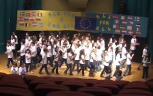 Τα Δημοτικά σχολεία… τραγουδούν «Δώστε στην Ελλάδα μια ευκαιρία» (video)