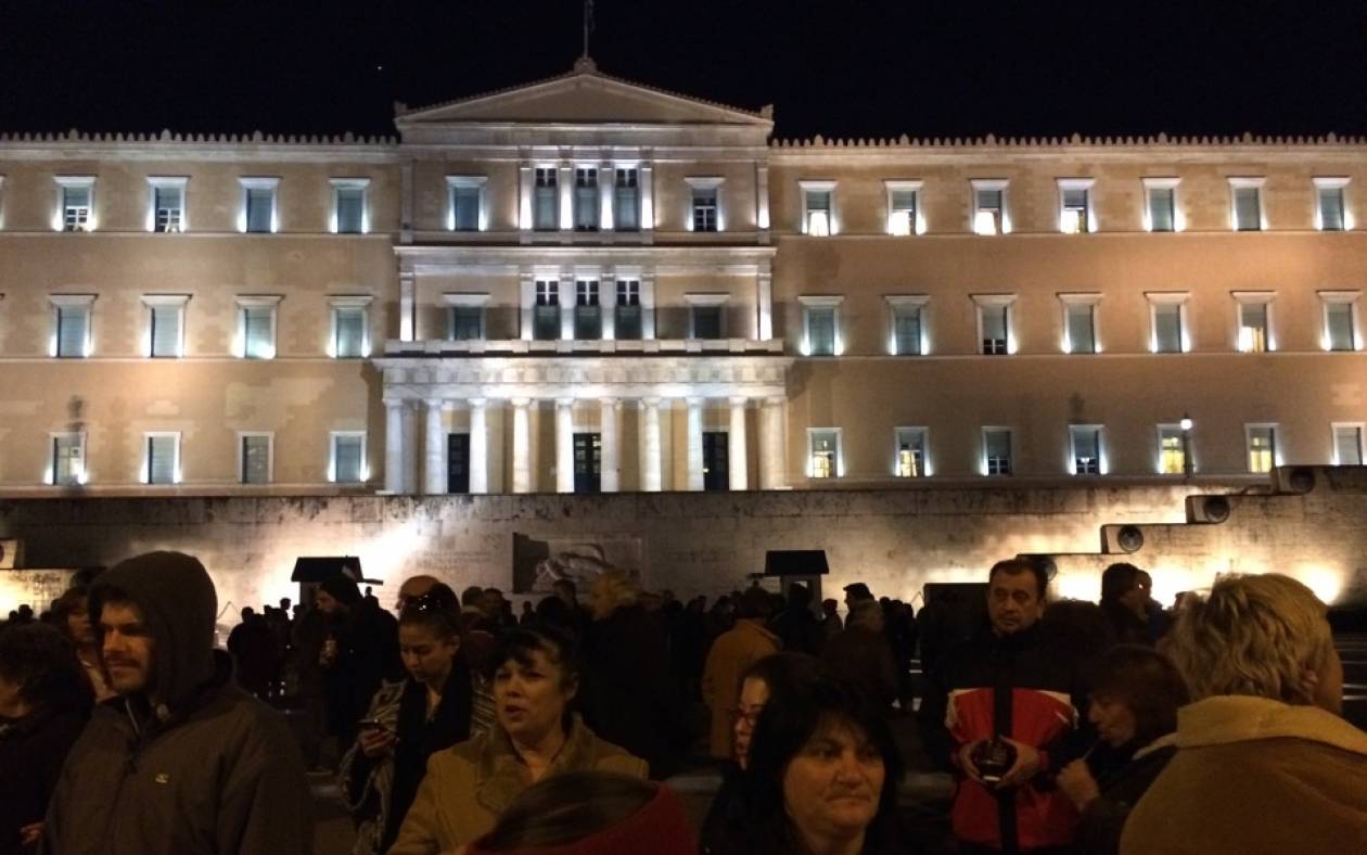 Σε εξέλιξη συλλαλητήριο υπέρ της ελληνικής κυβέρνησης στο Σύνταγμα (video&photos)