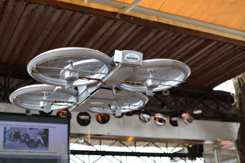 Drones σερβίρουν πελάτες σε εστιατόριο της Σιγκαπούρης! (videos)