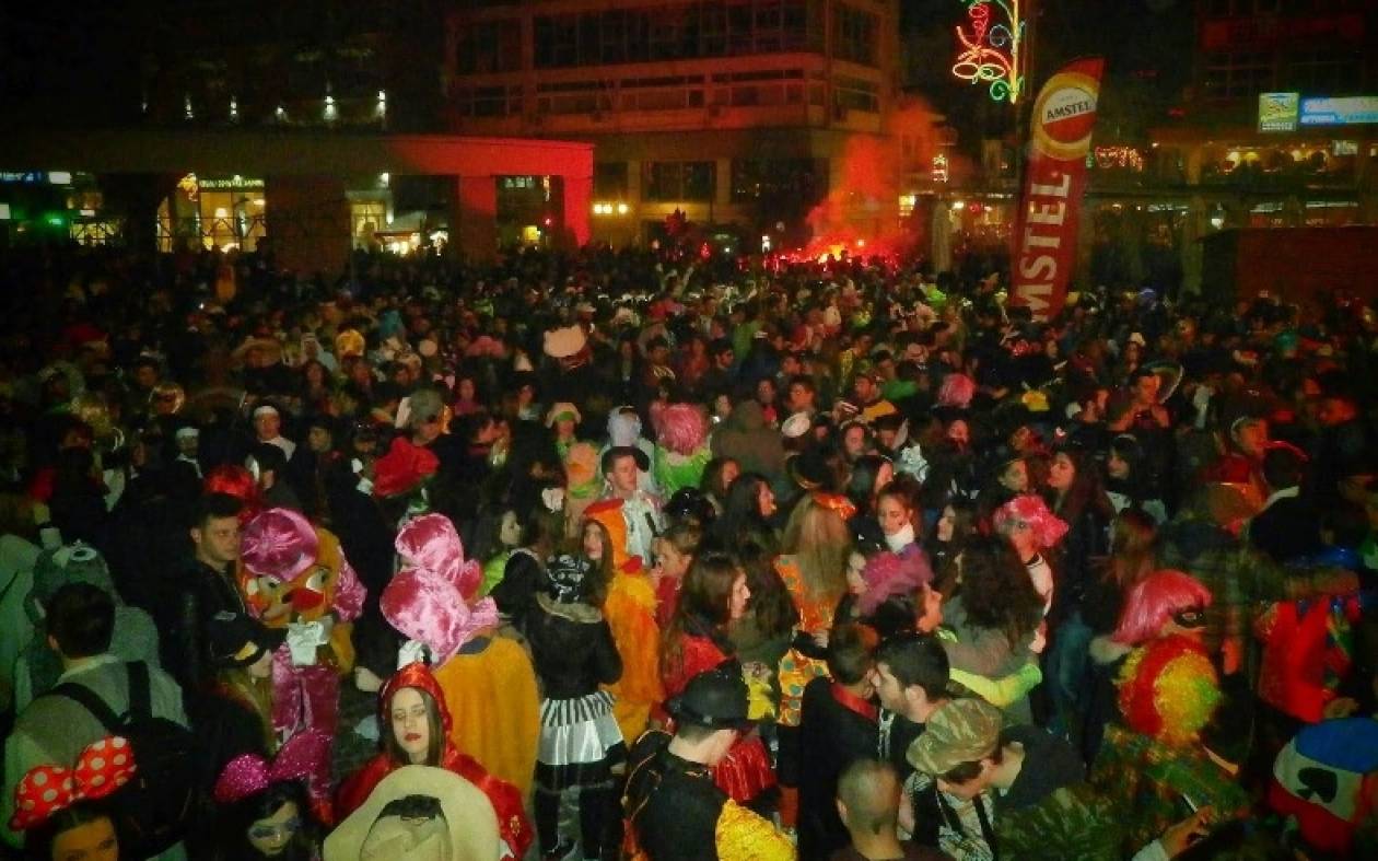 Ξάνθη: Ξέφρενο γλέντι στη νυχτερινή παρέλαση (Video)