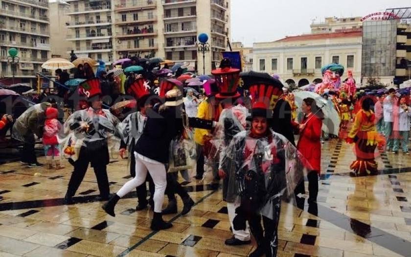 Συνεχίζεται η καρναβαλική παρέλαση στην Πάτρα παρά την βροχόπτωση