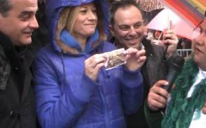 Δεν θα πιστεύετε τι δώρο έκαναν στην Ραχήλ Μακρή στο καρναβάλι της Κοζάνης! (video)