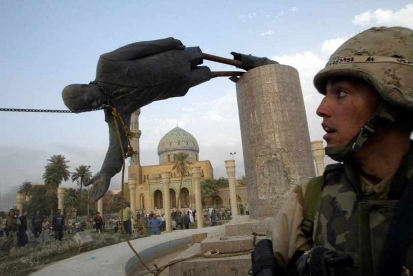 Η πτώση (και) του αγάλματος του Σαντάμ Χουσεΐν στη Βαγδάτη, 9 Απριλίου 2003   