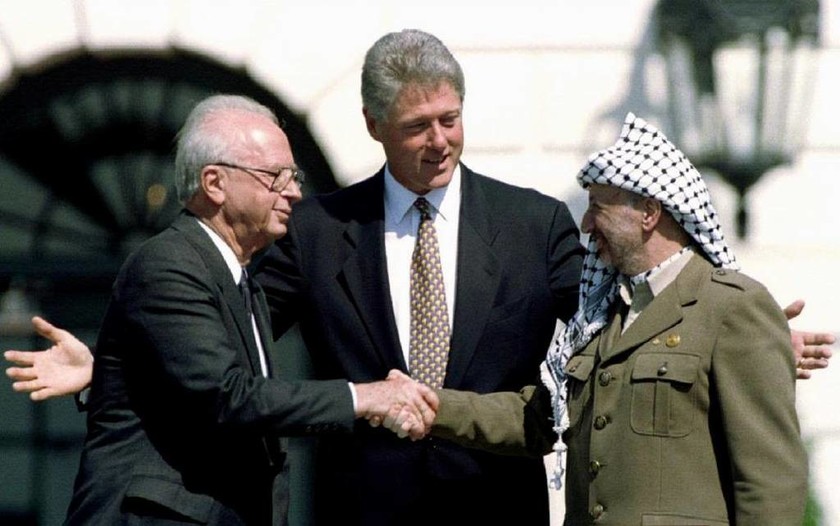 Ο Κλίντον… συμφιλιώνει τον Ισραηλινό πρωθυπουργό Ράμπιν με τον Παλαιστίνιο Αραφάτ έξω από το Λευκό Οίκο, 13 Σεπτεμβρίου 1993 
