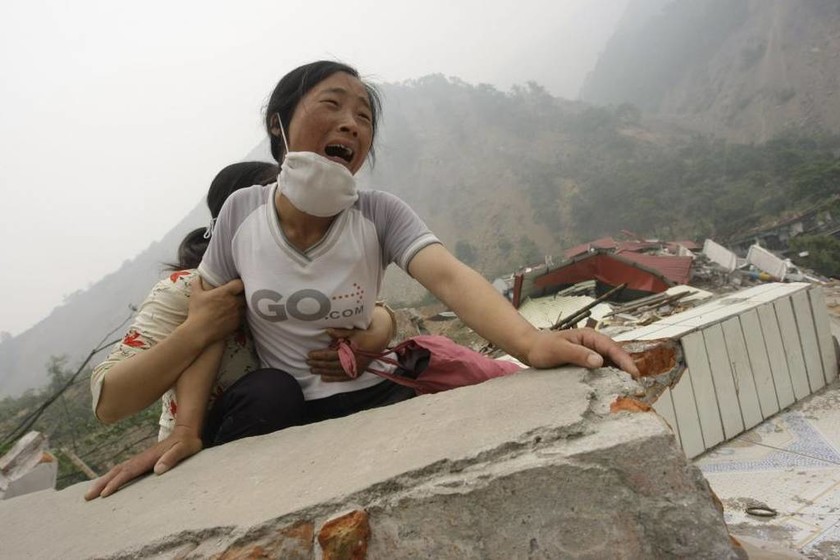 Στα ερείπια σχολείου μετά από σεισμό στην κινεζική επαρχία  Sichuan, 17 Μαΐου 2008