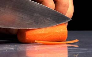 Ο σεφ, το μαχαίρι και ένα καρότο (video)