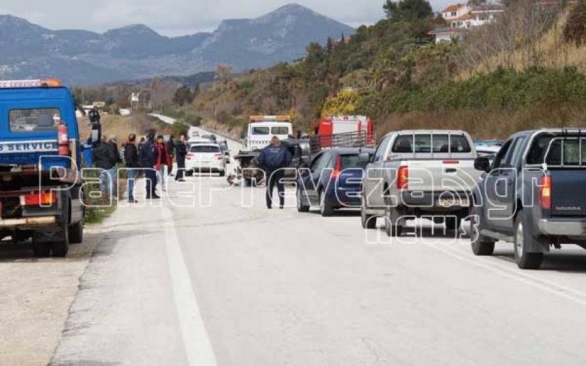 Καραμπόλα τριών οχημάτων στην εθνική οδό Πρέβεζας - Ηγουμενίτσας(photos)