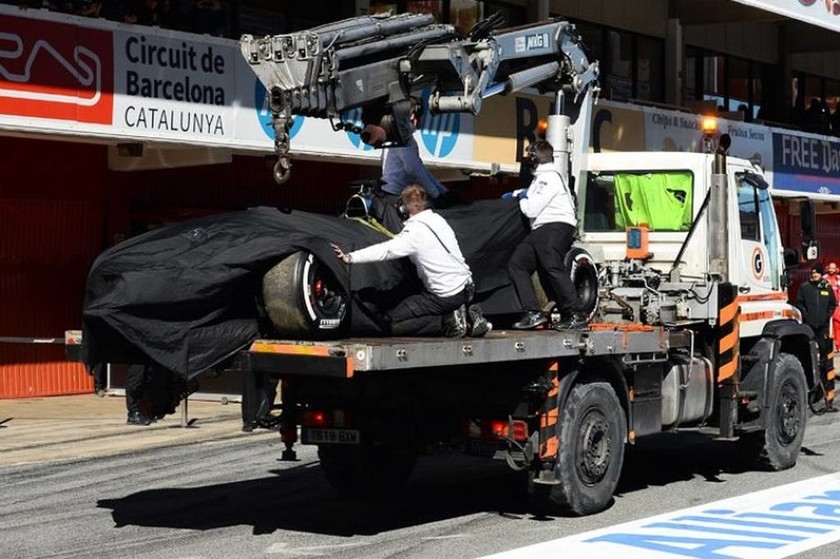Η McLaren στο pit road χωρίς πολλές ζημιές