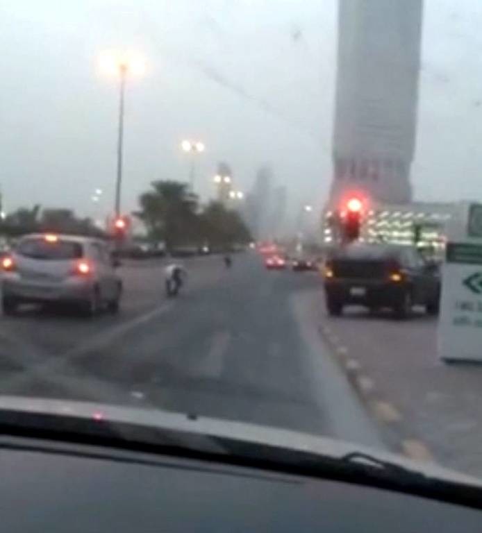 ΗΑΕ: «Έβρεξε» χιλιάδες ευρώ στο Ντουμπάι! (video)