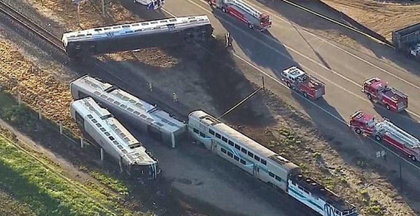 ΗΠΑ: Τρένο εκτροχιάστηκε έπειτα από σύγκρουση με φορτηγό-Δεκάδες τραυματίες