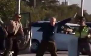 Βίντεο σοκ: Αστυνομικοί ακινητοποιούν χωρίς λόγο ηλικιωμένο με τέιζερ!