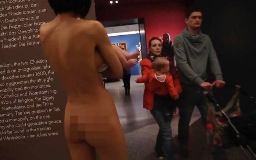 Γυμνή καλλιτέχνις σοκάρει τους επισκέπτες μουσείου (video & pics)