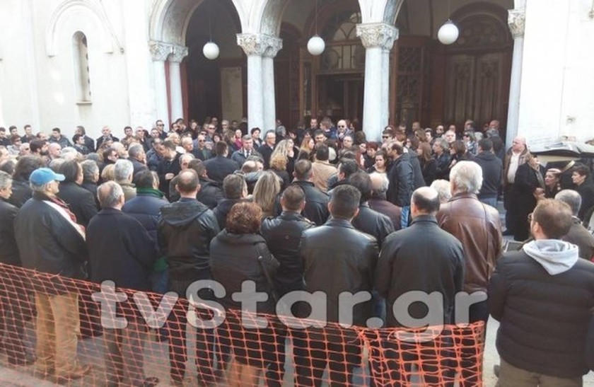 Θρήνος στην κηδεία του 47χρονου Αρχιφύλακα (photos)