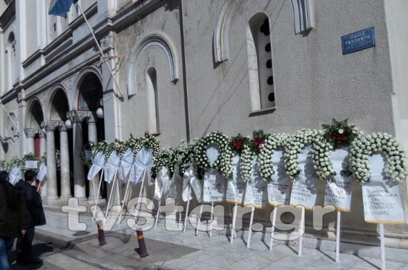 Θρήνος στην κηδεία του 47χρονου Αρχιφύλακα (photos)