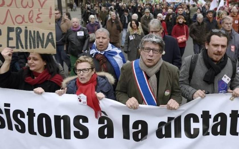 Γαλλία: Συγκέντρωση υπέρ της Ελλάδας έξω από τη γερμανική πρεσβεία