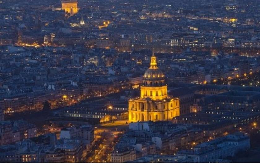 Γαλλία: Τρεις συλλήψεις για τις πτήσεις drones πάνω από το Παρίσι