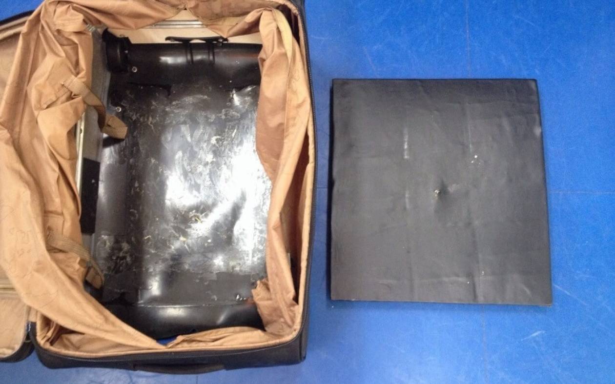 Μέλος κυκλώματος έκρυβε πάνω από πέντε κιλά ηρωίνη στη βαλίτσα του! (Photos)