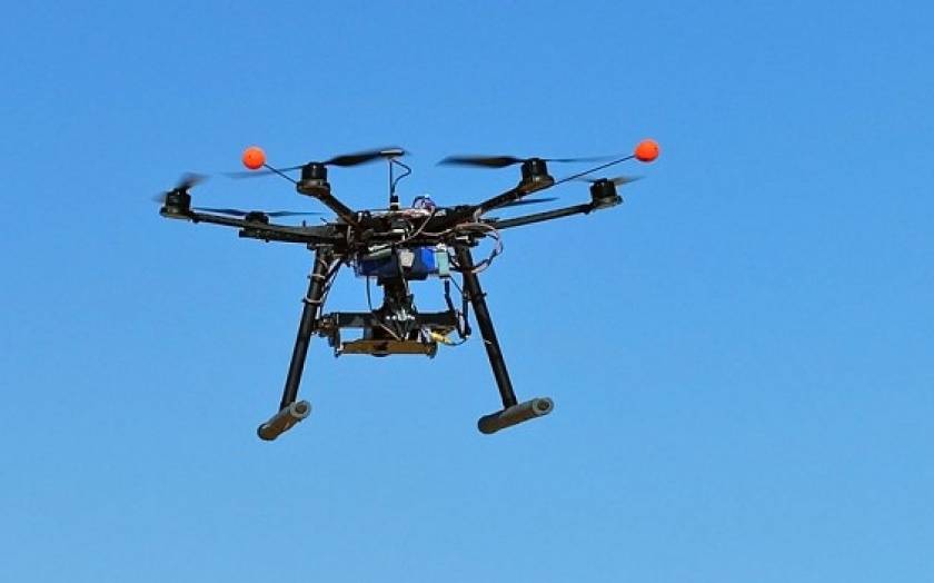Ελεύθεροι οι τρεις δημοσιογράφοι που πέταξαν drone πάνω από το Παρίσι