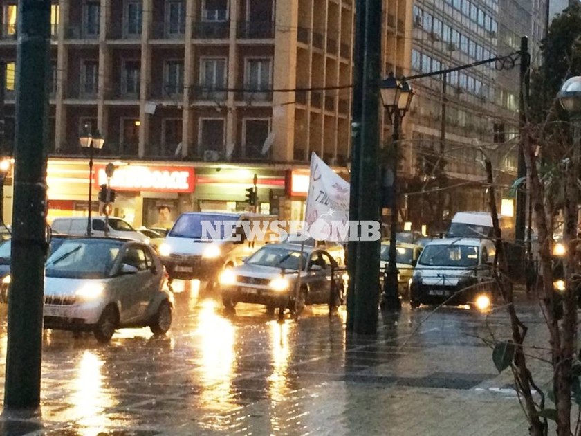 Ισχυρή βροχόπτωση στο κέντρο της Αθήνας (photos)