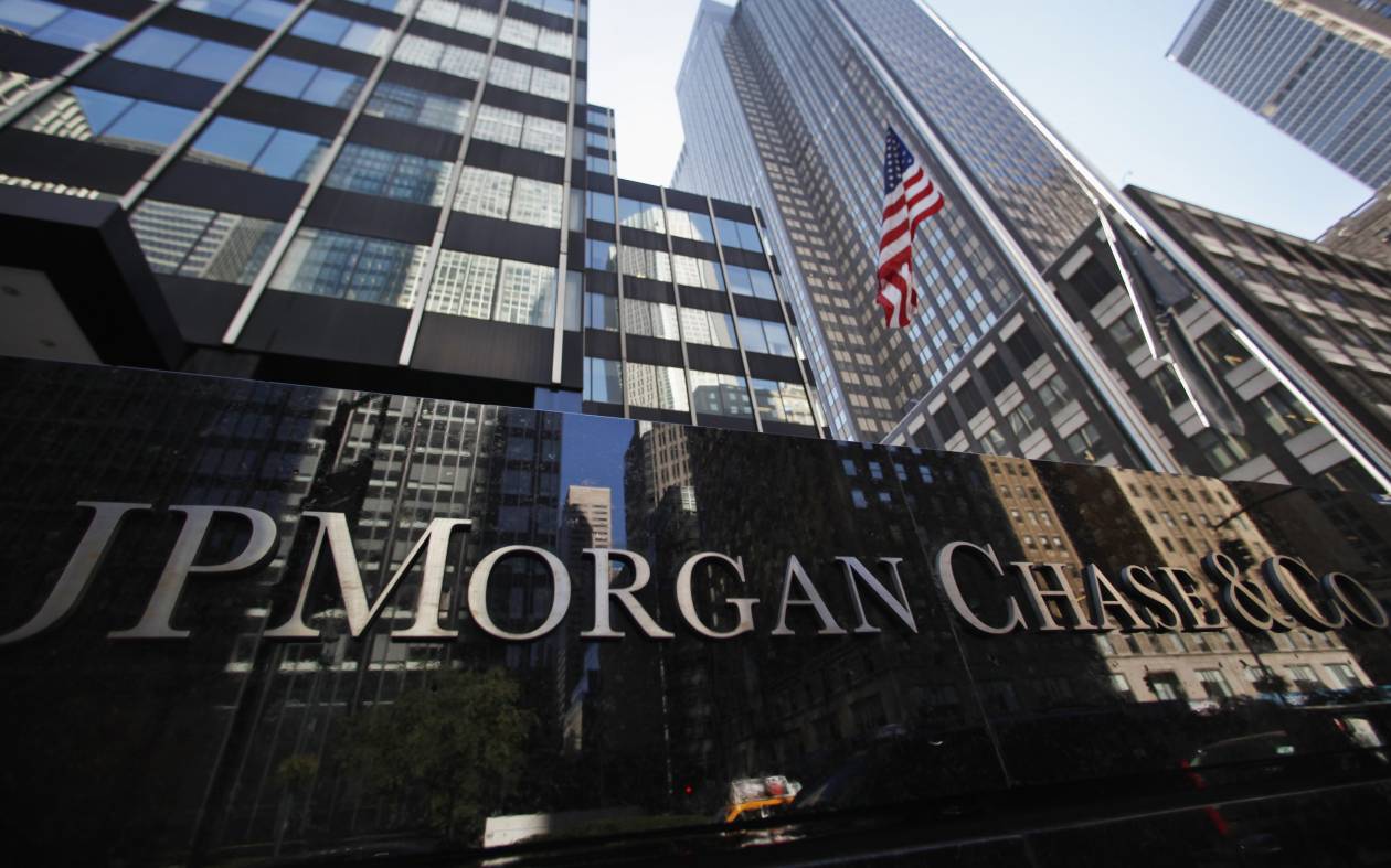 JP Morgan: Δεδομένο το τρίτο δάνειο για την Ελλάδα