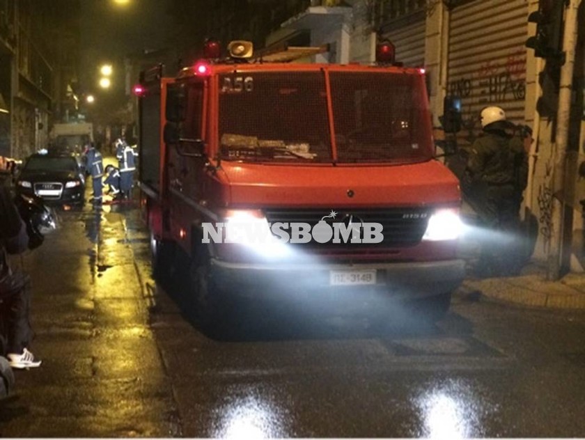 Σοβαρά επεισόδια και φωτιές στο κέντρο της Αθήνας από αντιεξουσιαστές